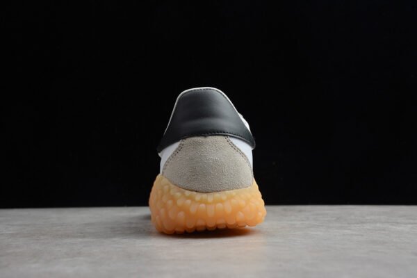 COUNTRY X KAMANDA CLOUD_WHITE_CORE_BLACK_GUM