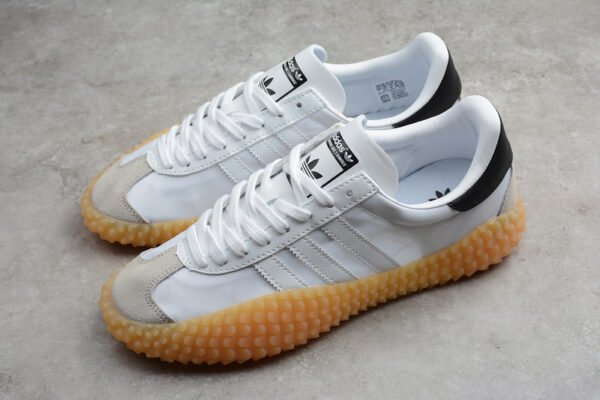 COUNTRY X KAMANDA CLOUD_WHITE_CORE_BLACK_GUM