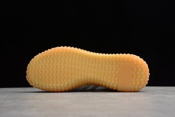 COUNTRY X KAMANDA CLOUD_WHITE_CORE_BLACK_GUM