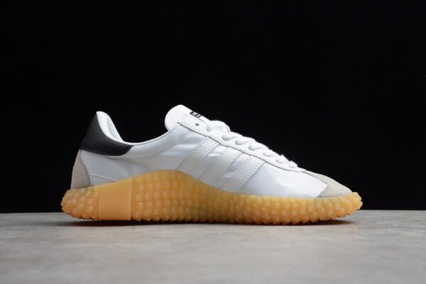 COUNTRY X KAMANDA CLOUD_WHITE_CORE_BLACK_GUM