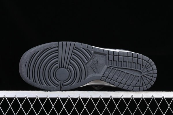 DUNK LOW GS WHITE_LIGHT CARBON_PLATINUM TINT_PURE PLATINUM