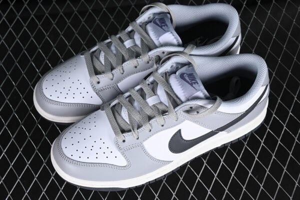 DUNK LOW GS WHITE_LIGHT CARBON_PLATINUM TINT_PURE PLATINUM