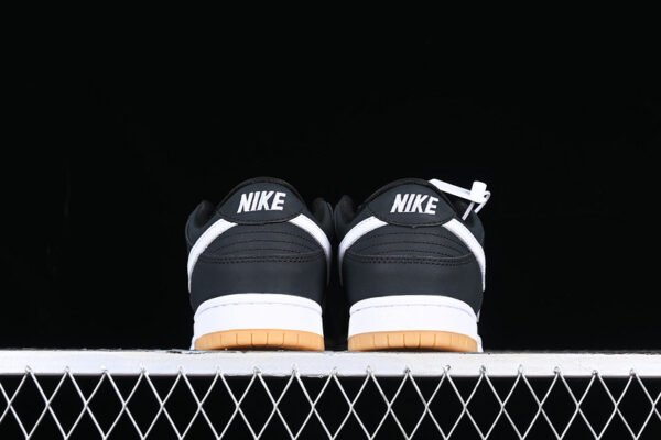 DUNK LOW SB BLACK_WHITE_BLACK_GUM LIGHT BROWN]