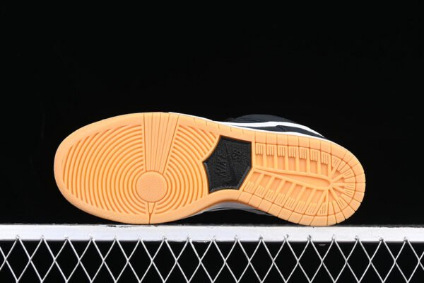 DUNK LOW SB BLACK_WHITE_BLACK_GUM LIGHT BROWN]