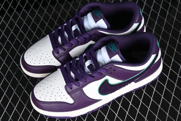 DUNK LOW CHENILLE SWOOSH SAIL_NEPTUNE GREEN_GRAND PURPLE_GRAND PURPLE