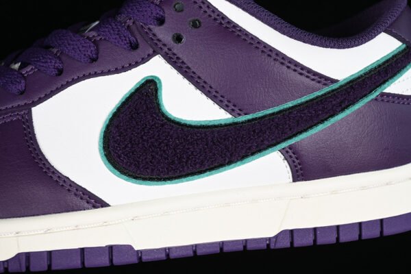 DUNK LOW CHENILLE SWOOSH SAIL_NEPTUNE GREEN_GRAND PURPLE_GRAND PURPLE