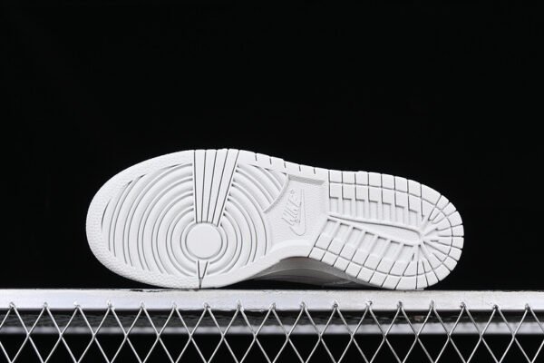 DUNK LOW NEEDLEWORK SAIL_TAWNY_METALLIC SILVER_PHOTON DUST