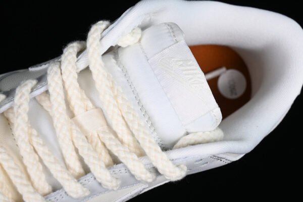 DUNK LOW NEEDLEWORK SAIL_TAWNY_METALLIC SILVER_PHOTON DUST