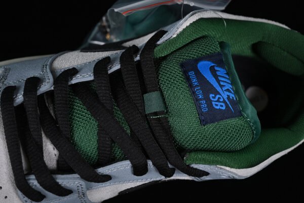 DUNK LOW PREMIUM SB MAPLE LEAF DOVE GREY_GORGE GREEN_BLACK