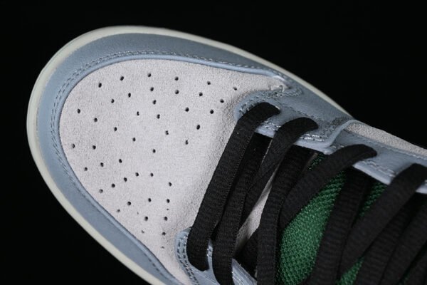 DUNK LOW PREMIUM SB MAPLE LEAF DOVE GREY_GORGE GREEN_BLACK