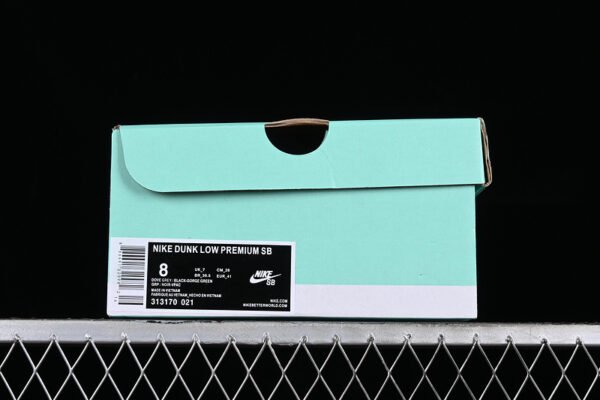 DUNK LOW PREMIUM SB MAPLE LEAF DOVE GREY_GORGE GREEN_BLACK