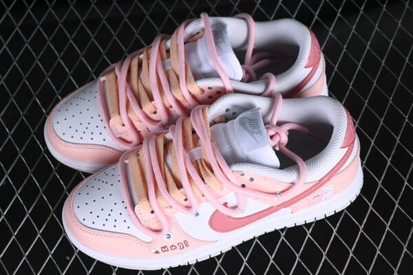 DUNK LOW SB LOW TOP CASUAL SNEAKERS WHITE_PINK