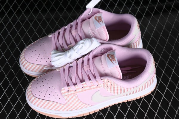 DUNK LOW PINK GINGHAM PEARL PINK_PINK OXFORD_SUMMIT WHITE