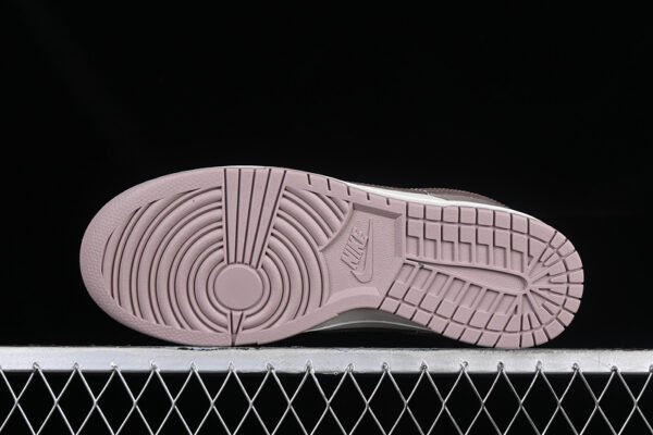 DUNK LOW SB DIFFUSED TAUPE SAIL_PLUM ECLIPSE_DIFFUSED TAUPE