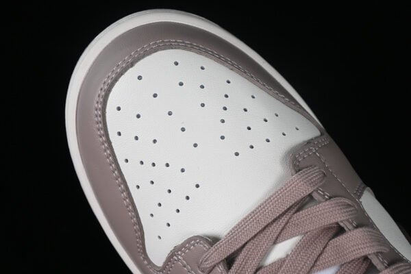 DUNK LOW SB DIFFUSED TAUPE SAIL_PLUM ECLIPSE_DIFFUSED TAUPE