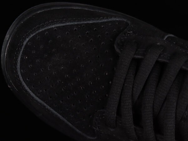 UNDEFEATED SB DUNK LOW BLACK_BLACK_BLACK