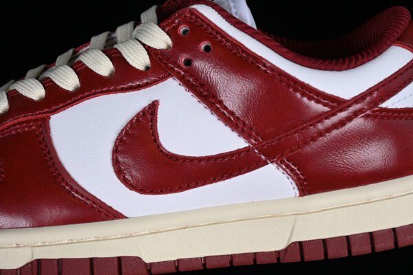 DUNK LOW SB PREMIUM WHITE_TEAM RED_COCONUT MILK