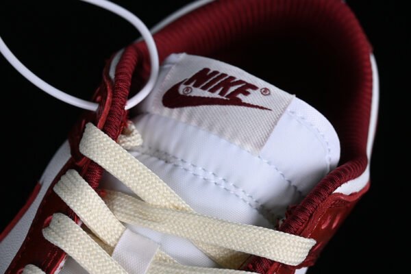 DUNK LOW SB PREMIUM WHITE_TEAM RED_COCONUT MILK