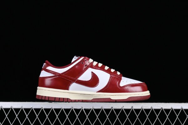 DUNK LOW SB PREMIUM WHITE_TEAM RED_COCONUT MILK
