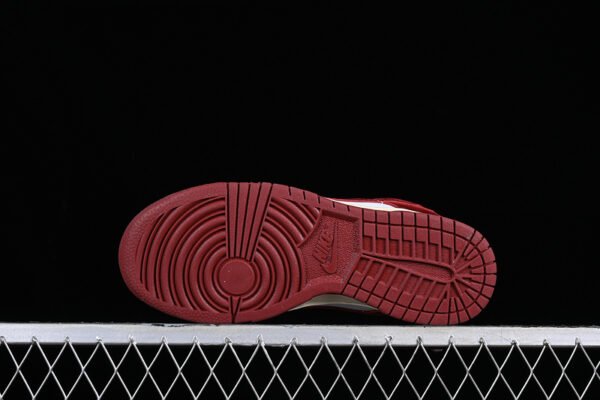 DUNK LOW SB PREMIUM WHITE_TEAM RED_COCONUT MILK