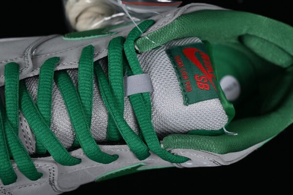 DUNK LOW PREMIUM SB MEDUSA MTT SLVR_CLSSC GRN-SL-VRSTY RD