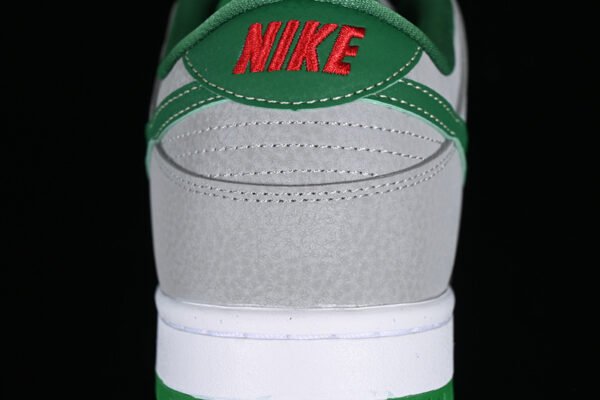 DUNK LOW PREMIUM SB MEDUSA MTT SLVR_CLSSC GRN-SL-VRSTY RD