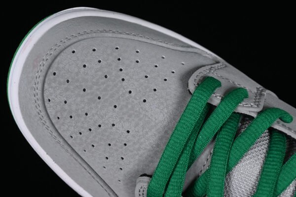DUNK LOW PREMIUM SB MEDUSA MTT SLVR_CLSSC GRN-SL-VRSTY RD