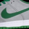 DUNK LOW PREMIUM SB MEDUSA MTT SLVR_CLSSC GRN-SL-VRSTY RD