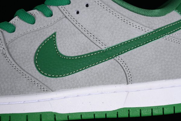 DUNK LOW PREMIUM SB MEDUSA MTT SLVR_CLSSC GRN-SL-VRSTY RD