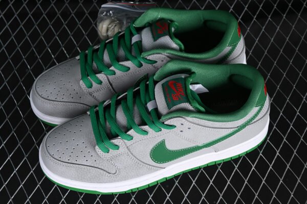 DUNK LOW PREMIUM SB MEDUSA MTT SLVR_CLSSC GRN-SL-VRSTY RD