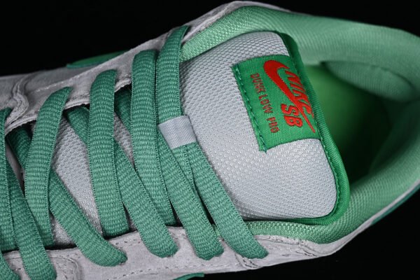 DUNK LOW PREMIUM SB MEDUSA MTT SLVR_CLSSC GRN-SL-VRSTY RD