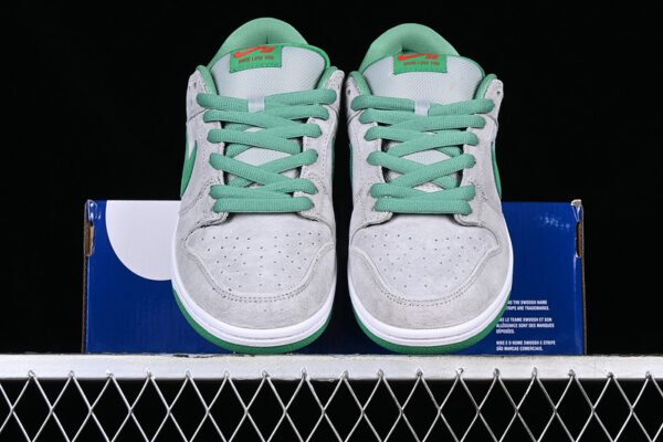 DUNK LOW PREMIUM SB MEDUSA MTT SLVR_CLSSC GRN-SL-VRSTY RD