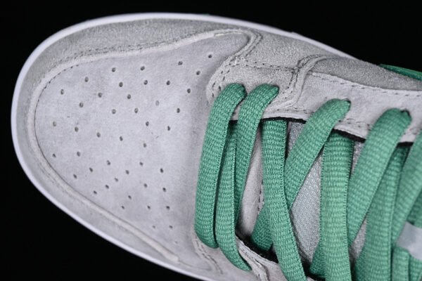 DUNK LOW PREMIUM SB MEDUSA MTT SLVR_CLSSC GRN-SL-VRSTY RD