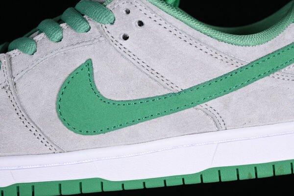 DUNK LOW PREMIUM SB MEDUSA MTT SLVR_CLSSC GRN-SL-VRSTY RD