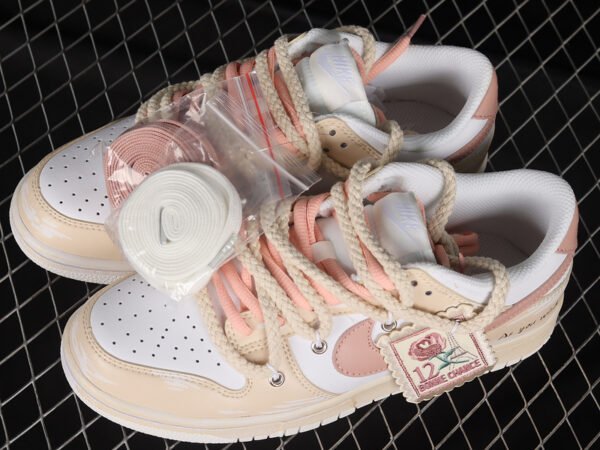 DUNK LOW SB ESS WHITE_METALLIC RED BRONZE