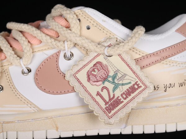 DUNK LOW SB ESS WHITE_METALLIC RED BRONZE