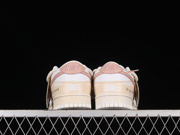 DUNK LOW SB ESS WHITE_METALLIC RED BRONZE