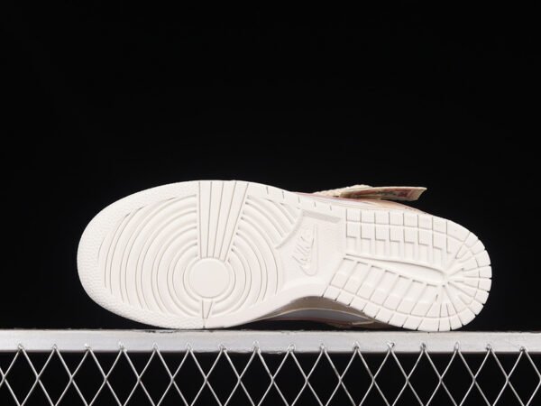DUNK LOW SB ESS WHITE_METALLIC RED BRONZE