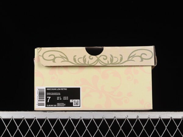 DUNK LOW SB ESS COCONUT MILK_WHITE_SAIL
