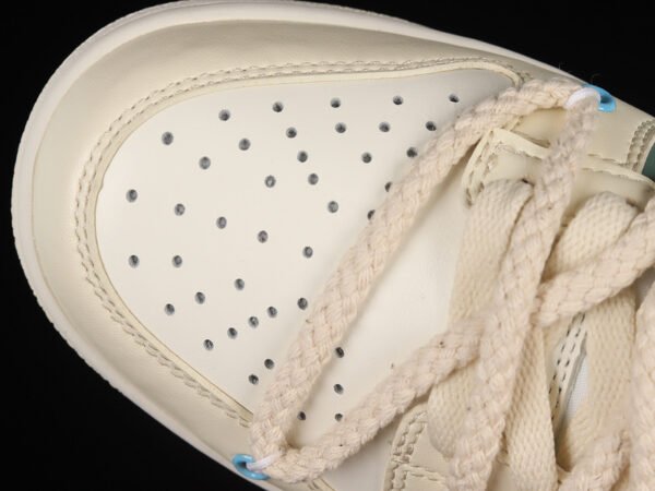 DUNK LOW SB ESS COCONUT MILK_WHITE_SAIL