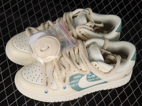DUNK LOW SB ESS COCONUT MILK_WHITE_SAIL