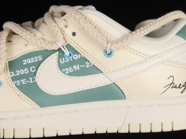 DUNK LOW SB ESS COCONUT MILK_WHITE_SAIL