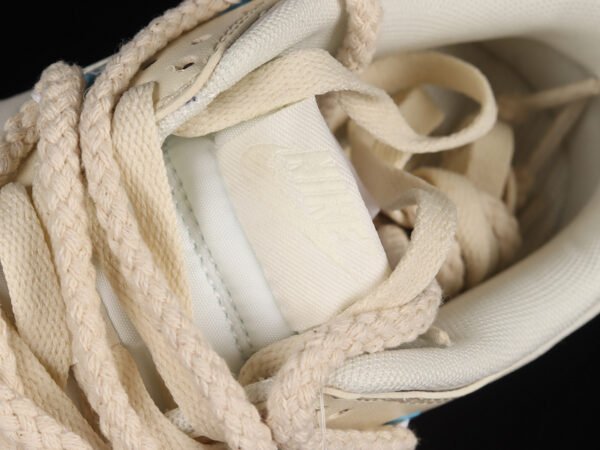 DUNK LOW SB ESS COCONUT MILK_WHITE_SAIL