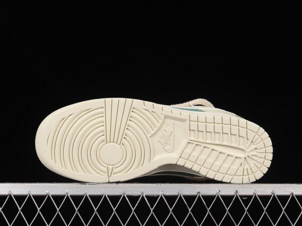 DUNK LOW SB ESS COCONUT MILK_WHITE_SAIL