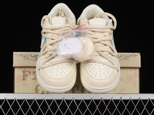 DUNK LOW SB ESS COCONUT MILK_WHITE_SAIL