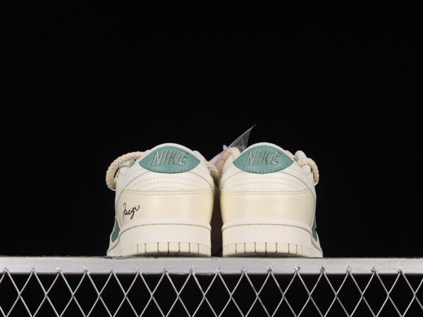 DUNK LOW SB ESS COCONUT MILK_WHITE_SAIL
