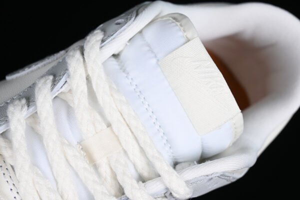 DUNK LOW NEEDLEWORK SAIL_TAWNY_METALLIC SILVER_PHOTON DUST