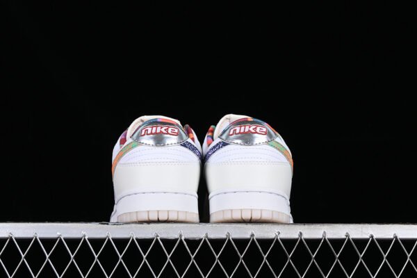 DUNK LOW GS MULTI COLOR PAISLEY WHITE_DIFFUSED BLUE_WHITE_MYSTIC RED