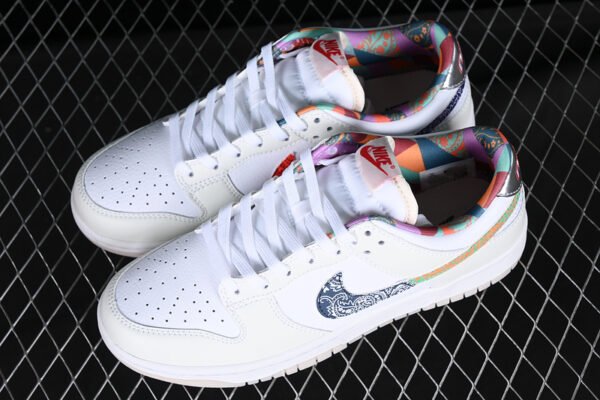 DUNK LOW GS MULTI COLOR PAISLEY WHITE_DIFFUSED BLUE_WHITE_MYSTIC RED