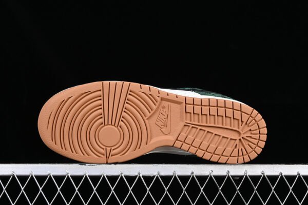 DUNK LOW GREEN SNAKE PRO GREEN_BLACK_SAIL_GUM MEDIUM BROWN_FIR
